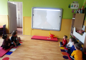 Dzieci oglądają prezentację o wulkanach